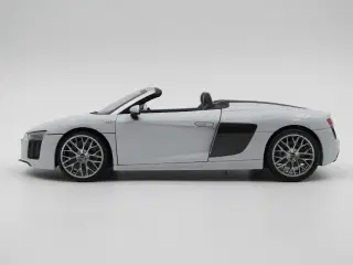 AUDI Dealer Edition  2016 Audi R8 Spyder 1:18 