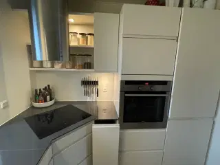Komplet velholdt JKE køkken (2008)