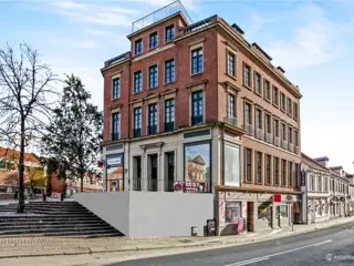 Synligt hjørnelejemål med mange anvendelsesmuligheder