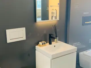Badeværelsesmøble + spejl + toilet 