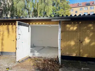 Stor garage til bil/lager centralt på Frb.