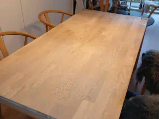 Spisebord i massiv egetræ