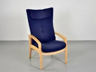 Farstrup hvile-/lænestol med mørkeblå polster og nakkepude.