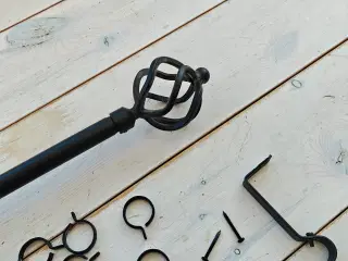Gardinstang, sortmalet metal.
