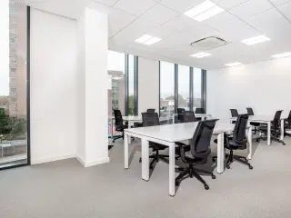 Smukt designet kontorplads til 2 personer i Spaces