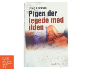 Pigen der legede med ilden af Stieg Larsson (Bog)
