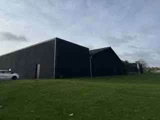 Meget synlig og ventralplaceret lager og produktionsejendom i Hørsholm.