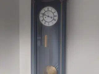 Antik vægur med pendul og optræksnøgle 