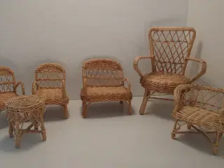 6 stk flettede dukkemøbler.5 stole og bord.