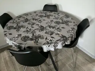 Flot rundt sort spisebord med 4 stole