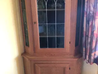 Hjørneskab i afsyret eg