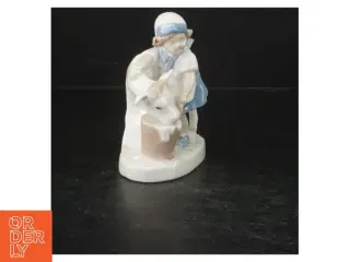 Porcelænsfigur af pige med kalv (str. 13 cm)