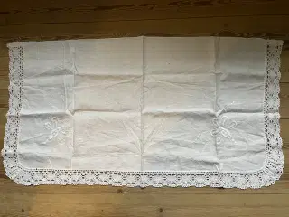 Kommode dug med blonde kant og broderi