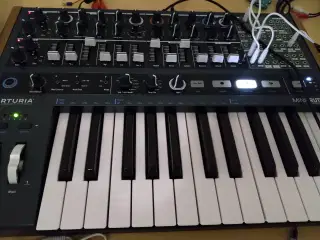 Arturia Minibrute 2