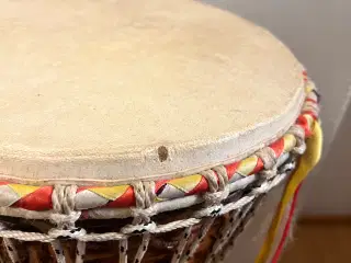 Smuk djembe, håndskåret i ét stykke træ