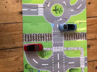 Bilbane som puslespil og to biler