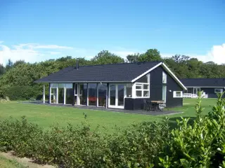 Nyt og lyst sommerhus til 8 personer ved Helnæs Bugt, Fyn med panoramaudsigt til havet