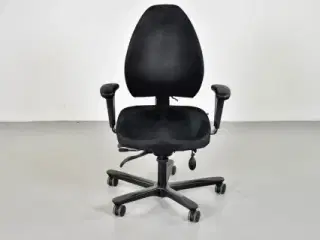 Efg kontorstol med sort polster og armlæn