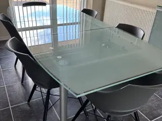 Spisebord med glasbordplade