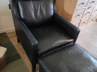Øreklapstol med skammel og sofa fra Grand Design 