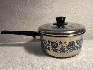 Retro Kasserolle med blå blomster.