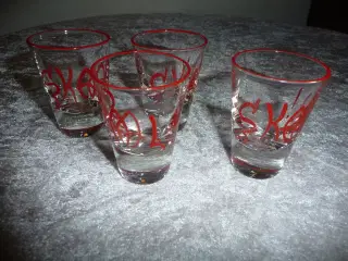 8 skaal snapse glas med rød skrift