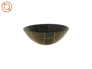 Skål i mørkt træ.