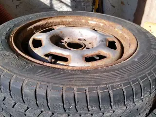 Brugt dæk og stålfælg sælges