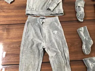 Hummel joggingsæt str 92. Strømper str 21-23