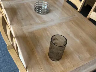Spisebord i sæbebehandlet/hvidpigmenteret eg 