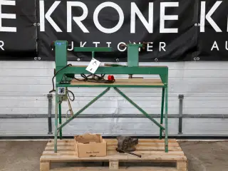 Trædrejebænk m/div tilbehør og skruestik.