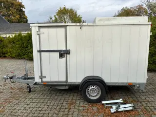Trailer til entreprenøren, værkstedet og tømmeren