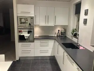 Flot komplet køkken med Micro ovn og ovn og kølesk