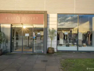 Attraktivt butikslejemål i Egå med stor synlighed
