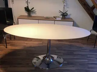 Ovalt spisebord med ben i spejlglans