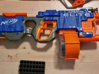 Diverse nerfguns, mål og darts