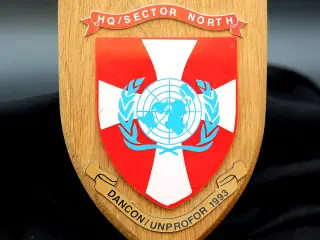 FN-våbenskjold fra DANCON’s mission i UNPROFOR 93