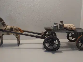 Træhest med vogn, kornsæk og 2 junger. Ca 1930-40