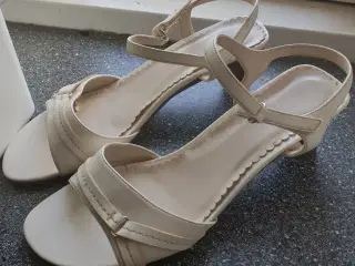 Elegante og hvide dame sandaler str. 42