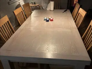 Massivt egetræ Spisebord inkl stole sælges