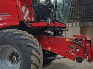 Case IH 8250 Axial-Flow med 35fod Varicut skærebord. Dansk maskine