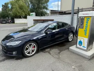 Tesla Model S  85D