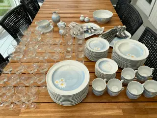 Marguerite stel med kaffekopper, tallerkener m.m.