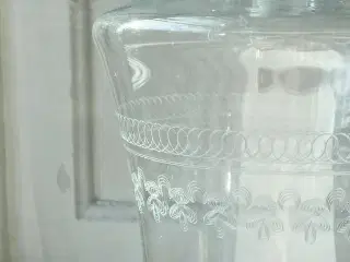 Karaffel af klart glas m sirlige slibninger
