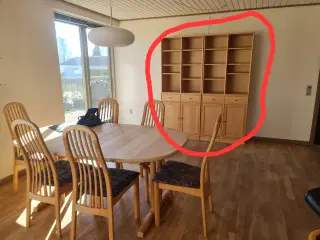 Træreol med skabe og hylder