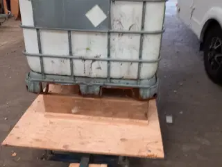 1000 l vandtank med trailer