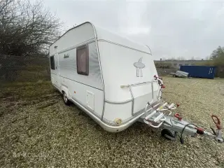 2005 - LMC Münsterland 475 RD   Lmc Münsterland 475 RD årg. 2005 Med  ny mover fra 2024 og markise, tæpper i vognen. 4 sovepladser, 5 siddepladser.