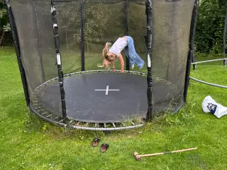 Trampolin gives væk