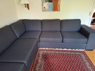 Hjørnesofa, magelig og velholdt.
