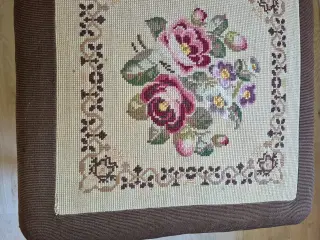 Broderet fodskammel 